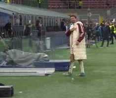 告别！穆勒踢完拜仁生涯最后一场欧冠，赛后向球迷鼓掌致意